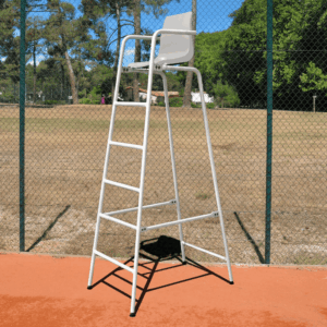 Chaise d'arbitre en acier laqué blanche