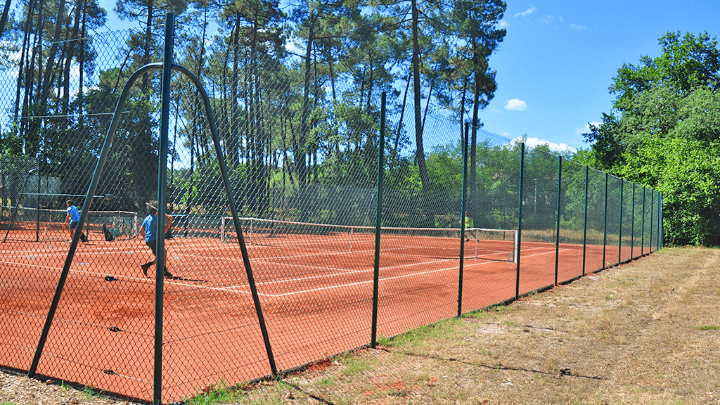 Clôture tennis Simple Torsion : comment équiper correctement un court de tennis ?